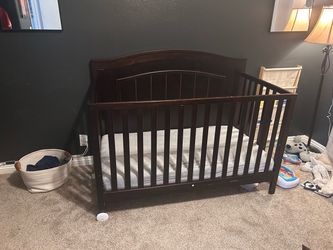 Full size Baby Crib with Newton Baby Mattressa