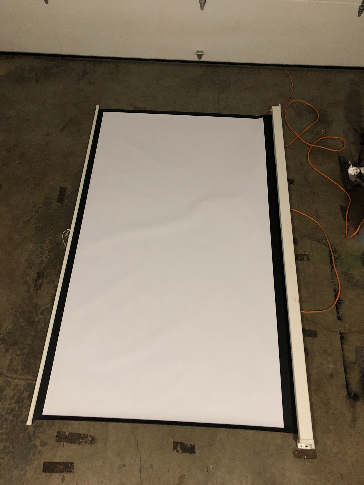 100” widescreen 16:9 format manual projector screen