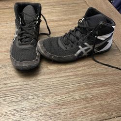 ASICS Black/White Lace-Up High-Top Athletic Wrestling Shoes