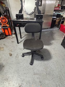 Free vanity & chair