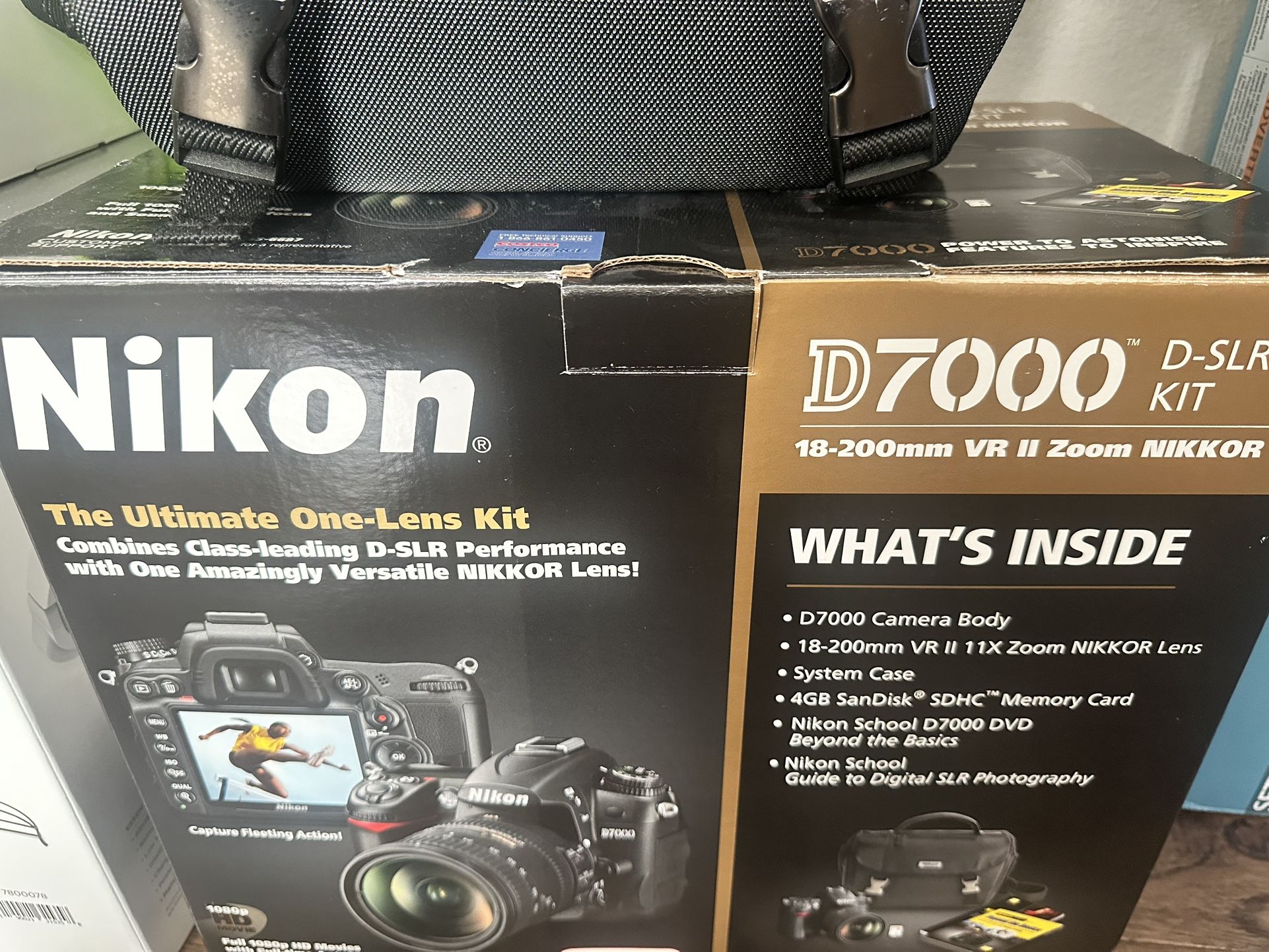 Nikon D7000 + AF-S DX 18-200mm Lens Kit