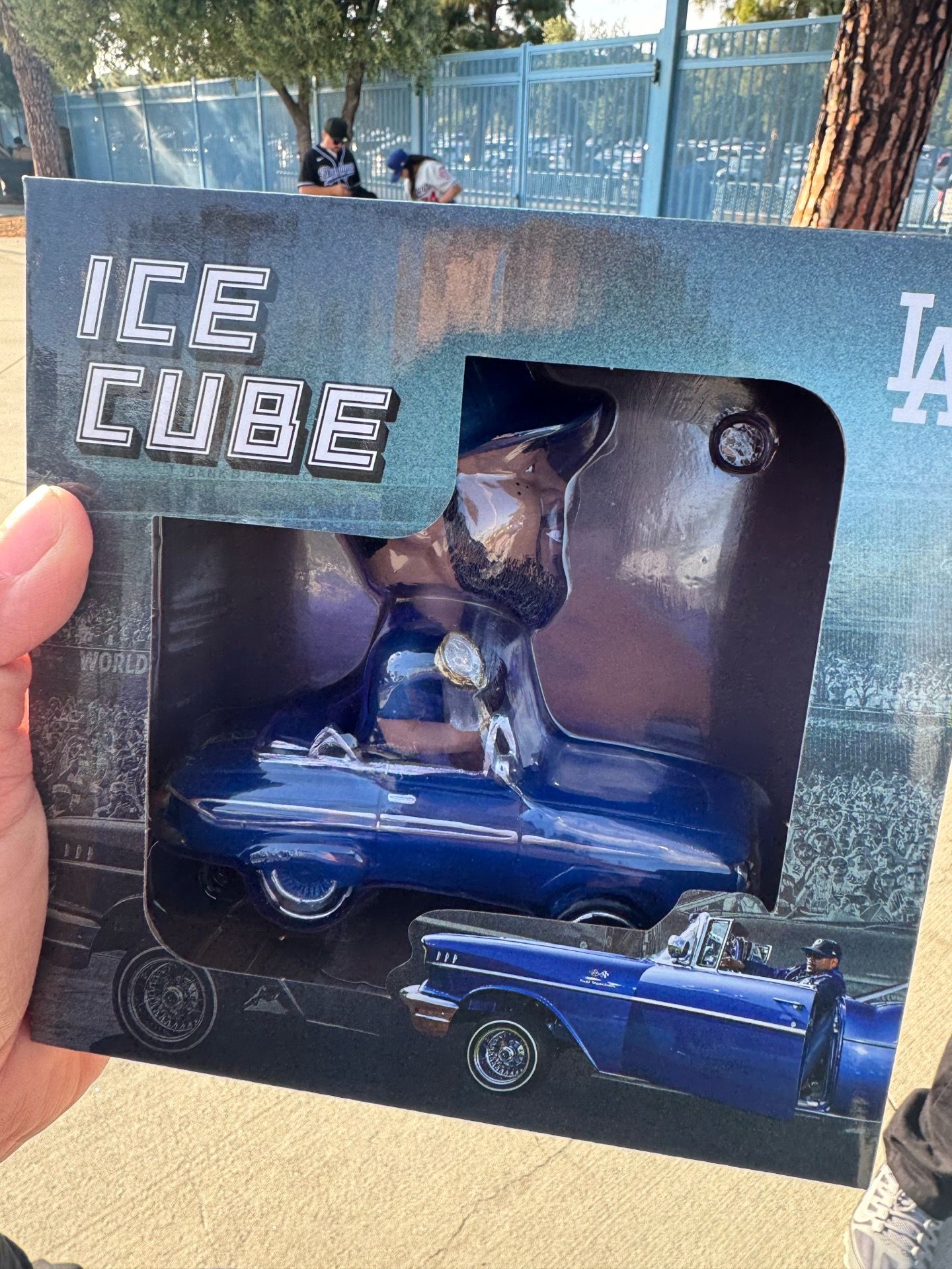 Ice cube bobble head