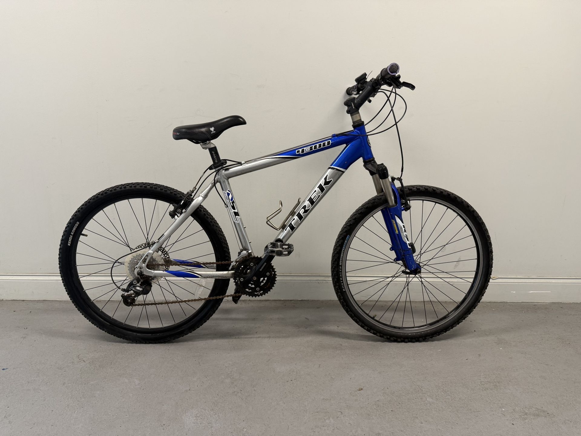 TREK 4300 SL Aluminum Mountain Bike 26”, Frame Size 18” REAR DISC BREAK