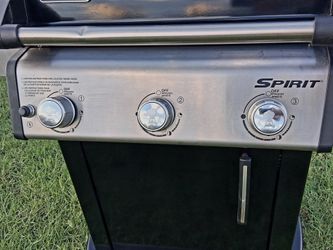 Bbq grill, w/ propane tank and cover.