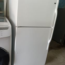 Whirlpool Refrigerator Top And Bottom Works Good 