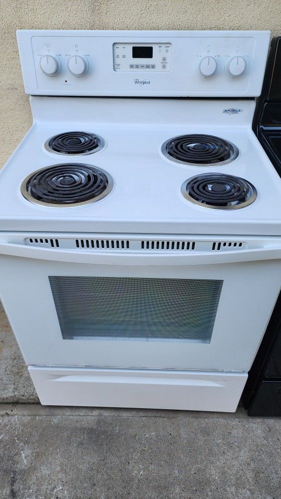Preciosa Estufa Electrica Whirlpool Luz 220V Seminueva Lista Para Usar Super Limpia Trabaja Muy Bien Los Cuatro Quemadores Y El Horno $150