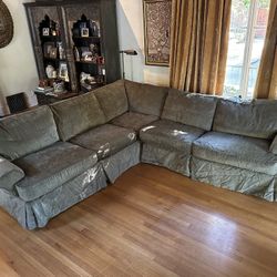 SECTIONAL  COUCH with Pull out bed
