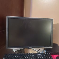 EXCELLENT COMPUTER DESKTOP  W SPEAKERSz 4GB 