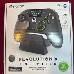 Xbox Series X/PC Pro Controller with Charging Dock (Half Off Retail)