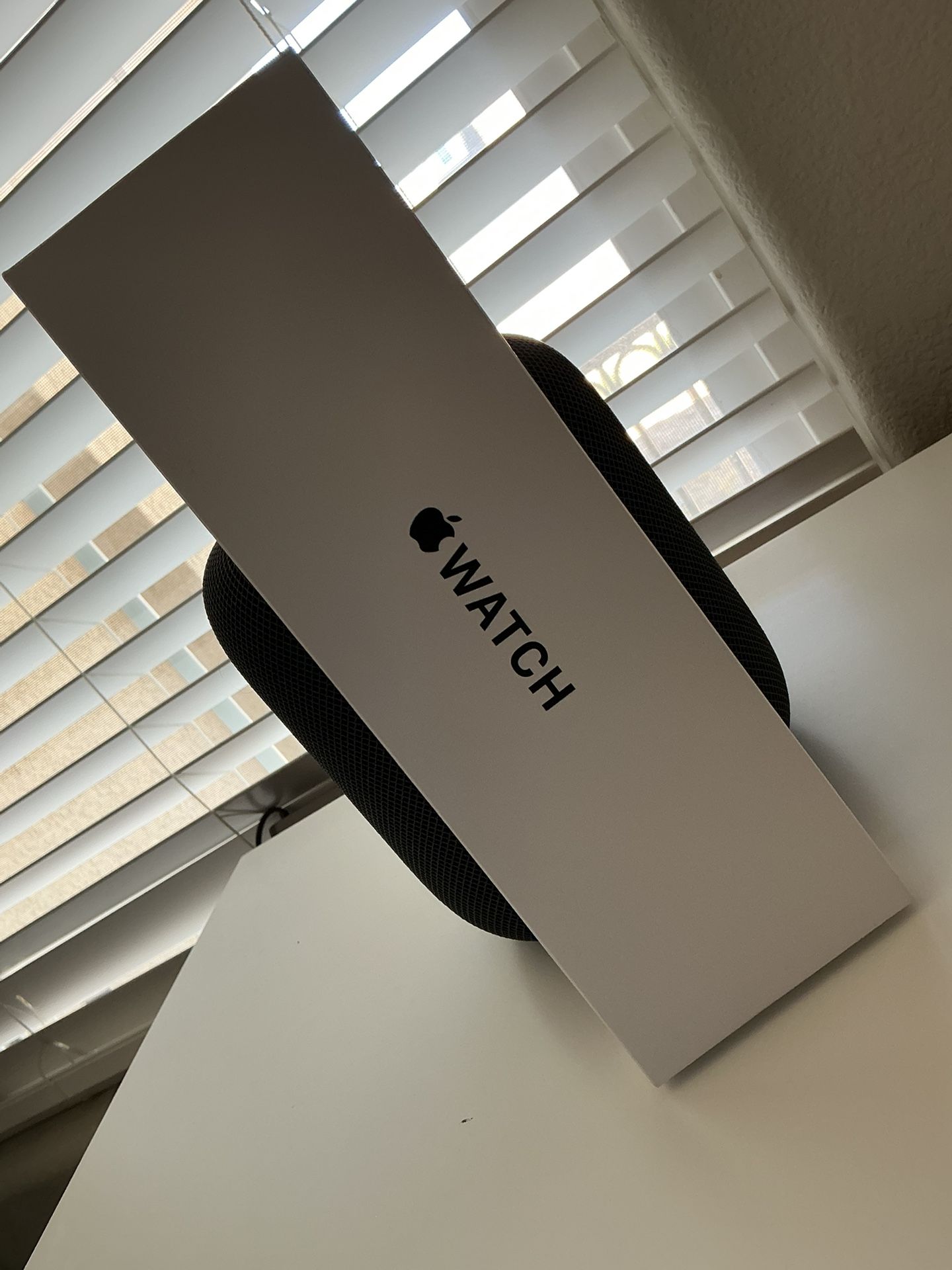 Apple Watch SE 2nd Gen (2024) New! 40mm GPS, STARLIGHT COLOR WITH SPORT BAND. UNLOCKED