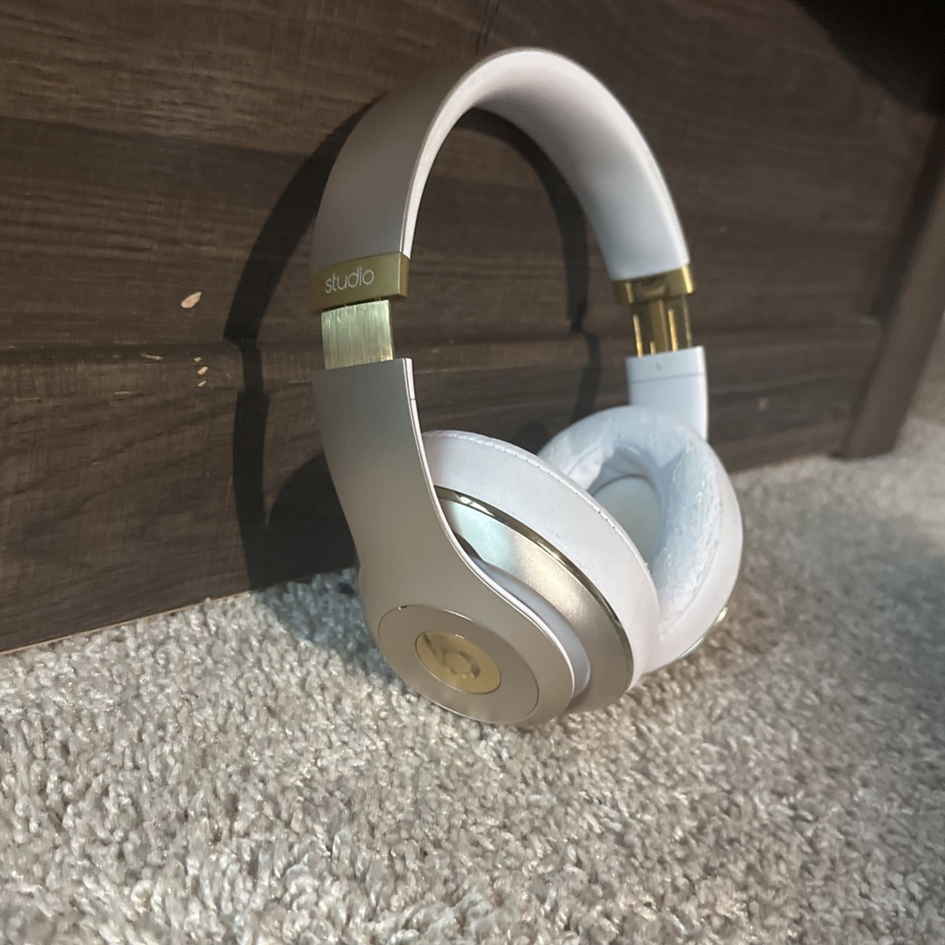 gold Beats studio