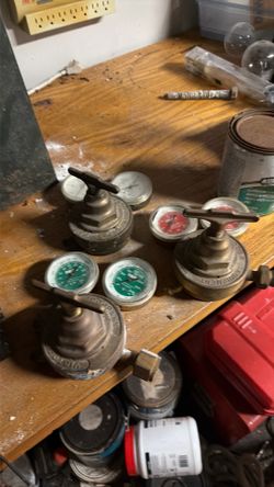 3 Victor welding regulators and sets of hoses