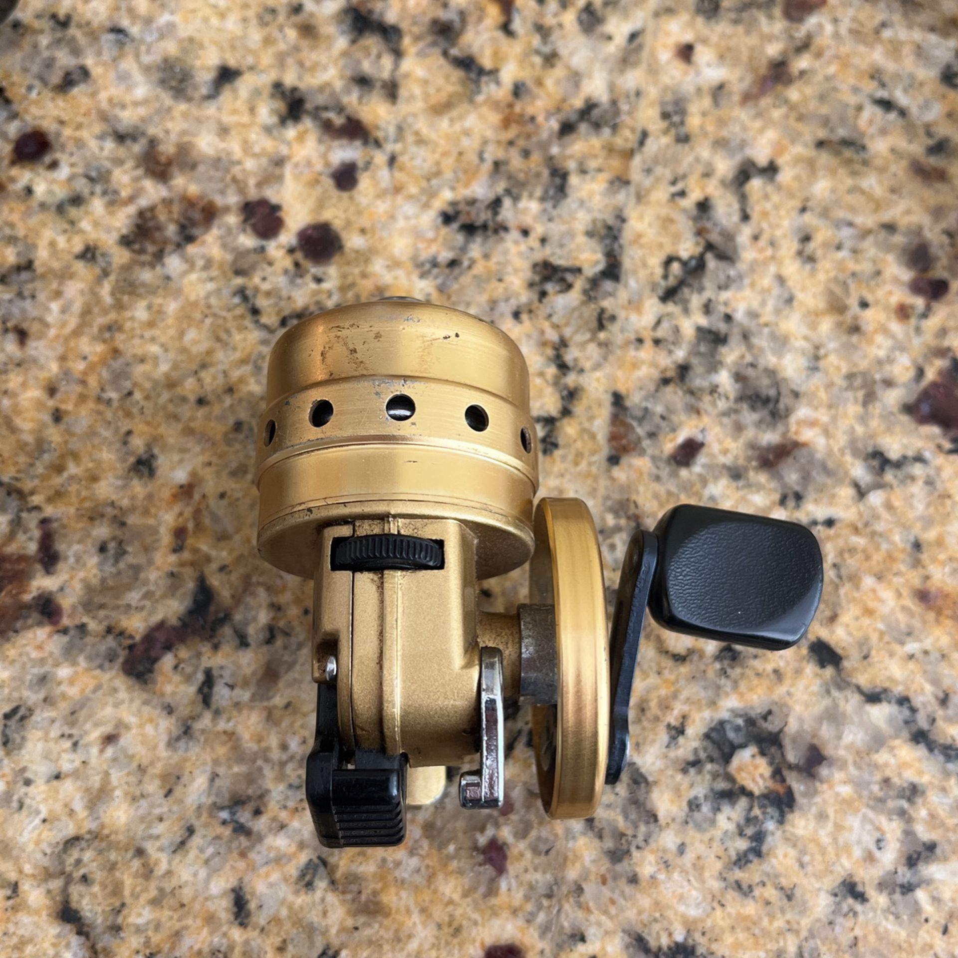 Vintage Daiwa Mini cast Gold Spin cast Reel for Sale in Milford, CT -  OfferUp