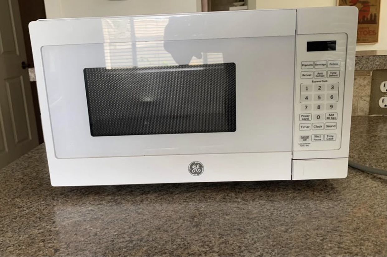 GE 0.7 Cu. Ft. 700W Small White Compact Countertop Microwave
