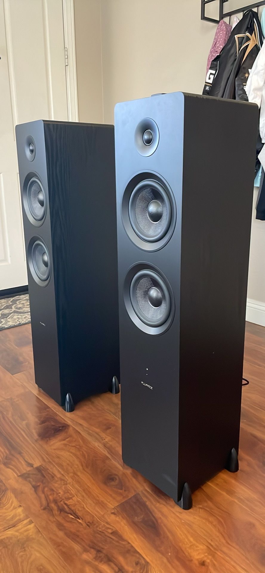 Fluance Ai81 Powered Floorstanding Tower speakers