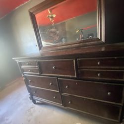 Dresser With Mirror 