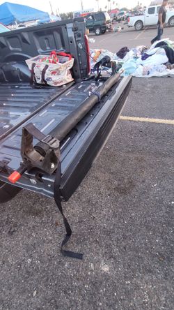 Truckbed cargo unloader