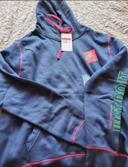 BRAND NEW! NIKE SWEATER
SIZE(LARGE)