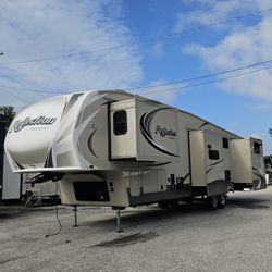 2 BEDROOM 1.5 BATH 41FT 5TH WHEEL SLEEPS 8 WITH WASHER DRYER. ONLY 1 OWNER 