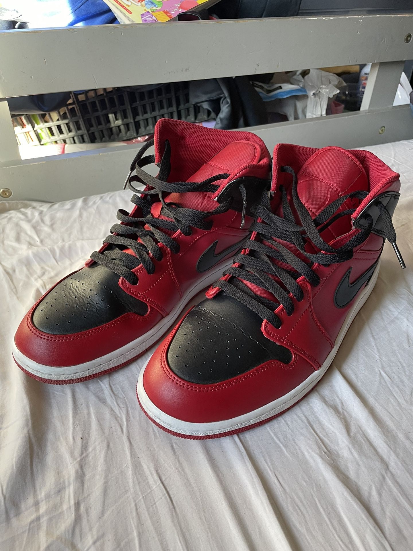 Air Jordan 1 Mid Reverse Bred