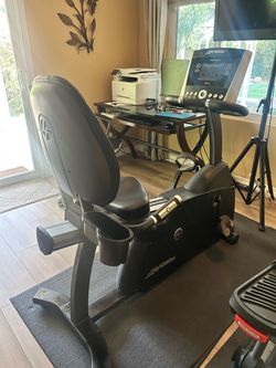 Life Fitness Gym Quality Recumbent Bike - Delivery Available