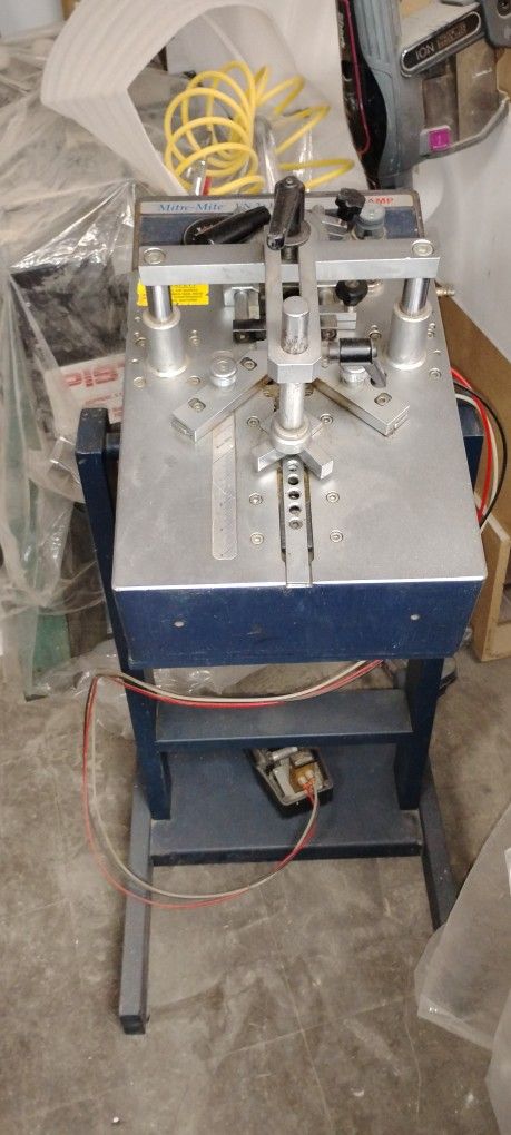ITW AMP Mitre-Mite VN2+1 V-nailer,
