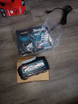 Makita XGT 40V Max 4.0Ah Battery and Charger