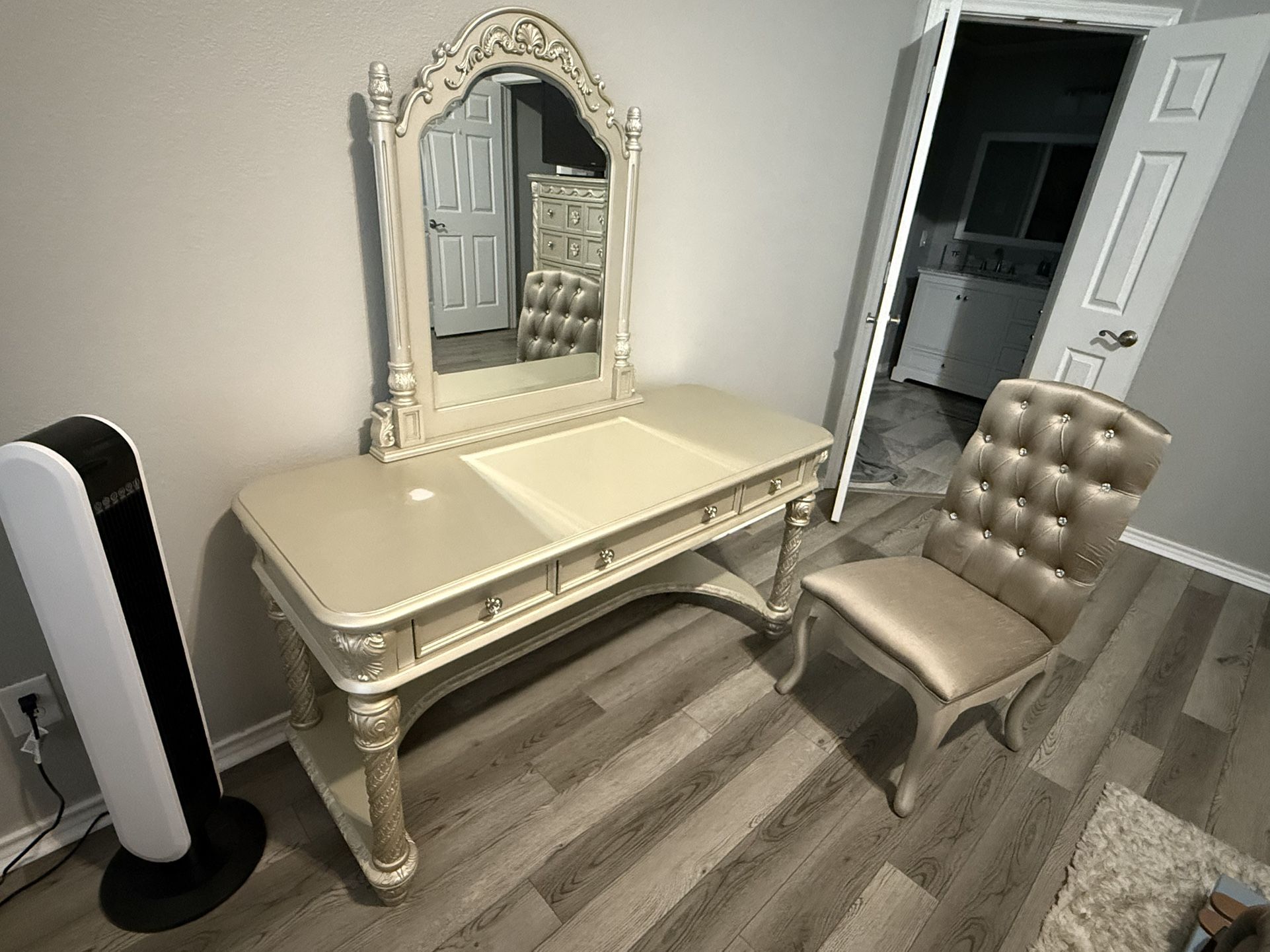 Ashley Vanity W/ Mirror And Chair,All Products : American Fashion Style Bags On Sale
