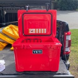 Yeti  Tundra 35 Cooler - Rescue Red