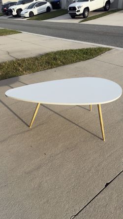 Selling a coffee/center table.