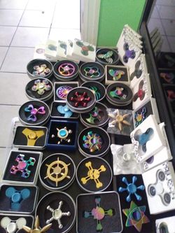 SPINNERS N SPINNERS!!! DIFFERENT STYLES AND COLORS!
