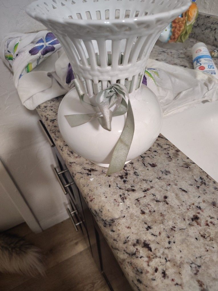 1990 Mikasa Bridal Lace Vase