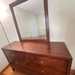 Dresser With Mirror  And 6 Drawers