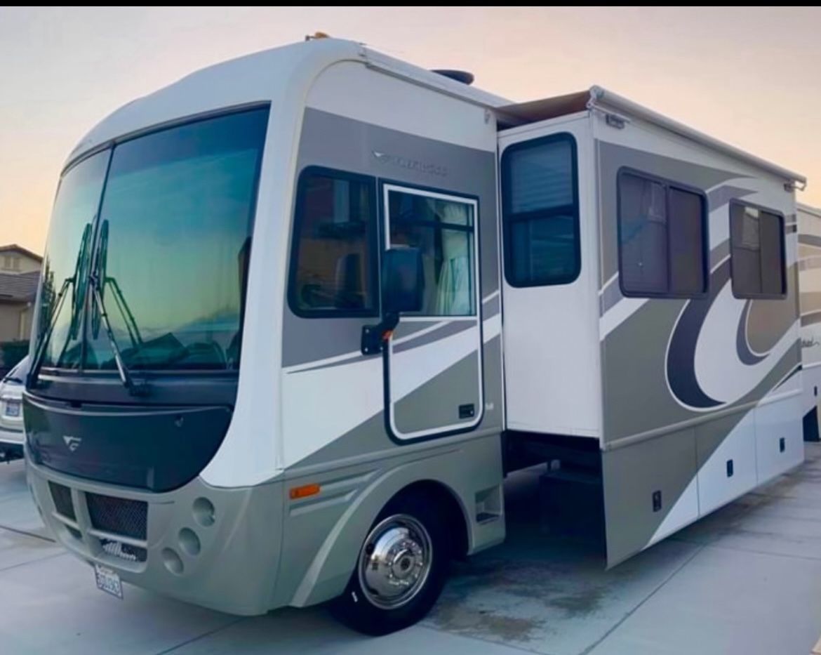 Stunning 2006 32’ Fleetwood Southwind