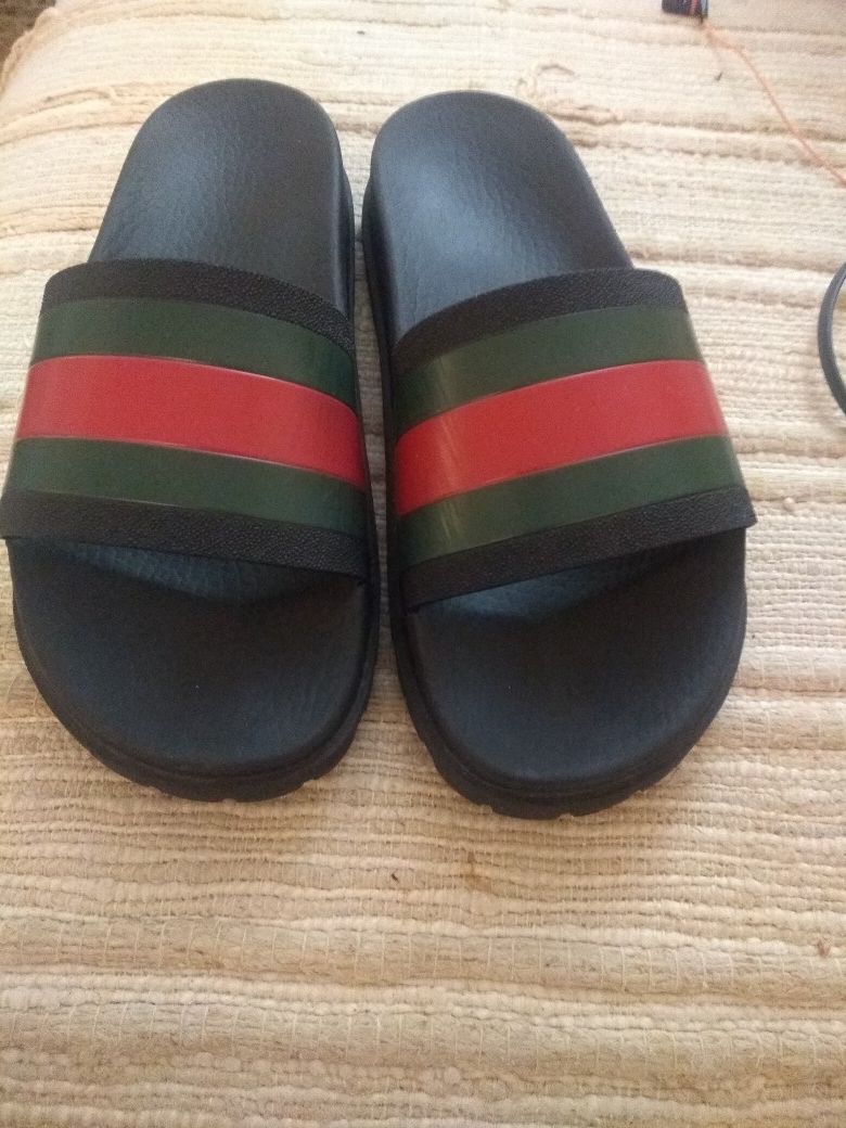Gucci pursuit slides sandal