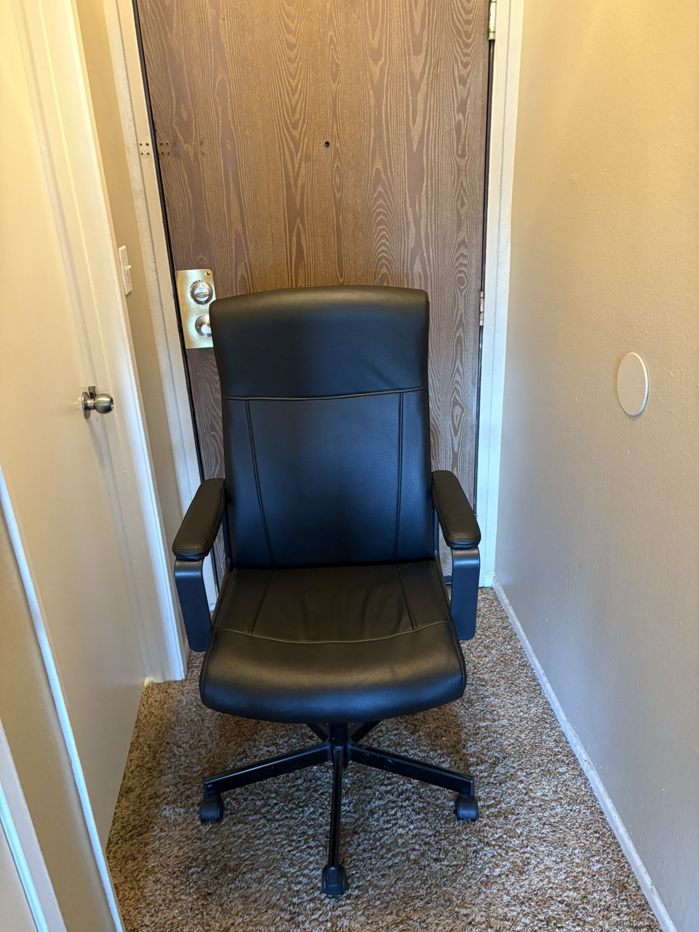 Executive desk Chair. Cash and carry Hollywood.