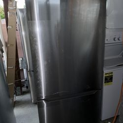 Insignia Refrigerator 