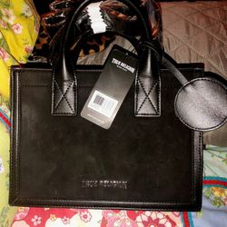 True Religion
Suede PU Box Tote with Logo Tag
BRAND NEW!!!!!