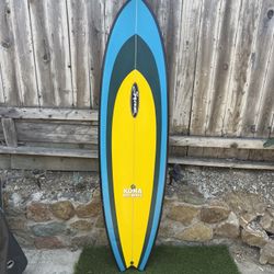 Spyder Surfboard 6’ 8” Mid length 