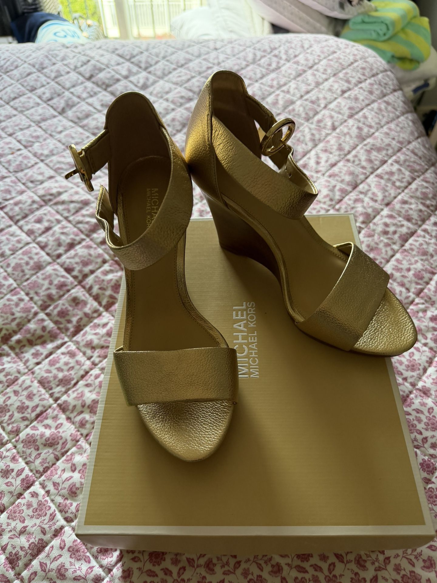 New Michael Kors 7-1/2 Gold Leather Sandals 