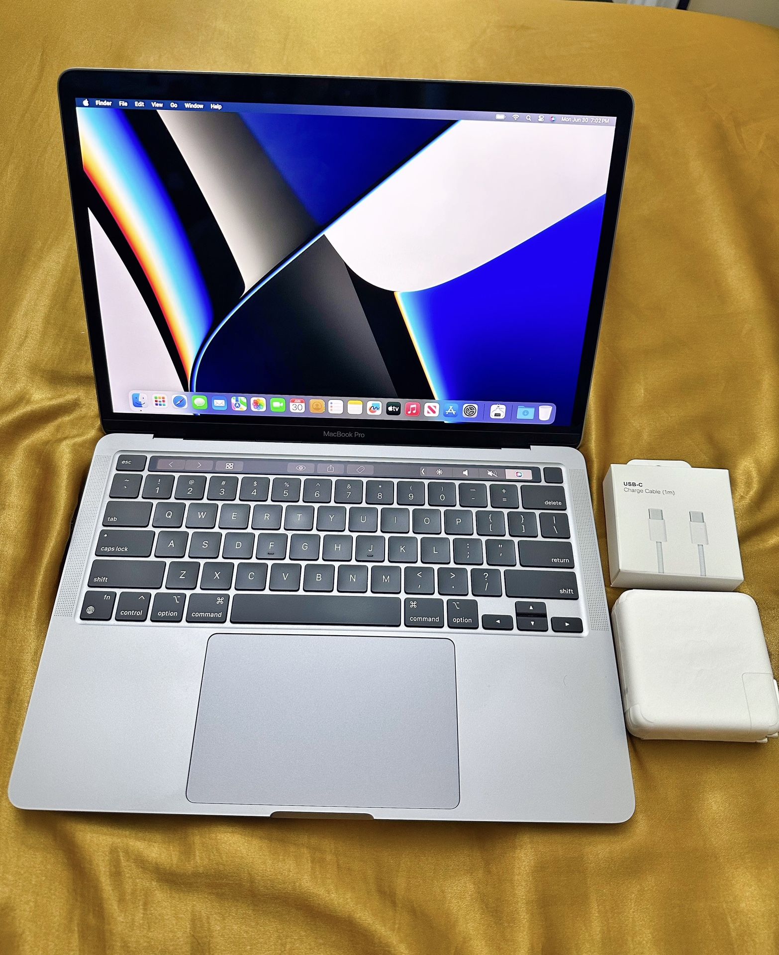 Macbook Pro 13.3” High Specs ( 1TB SSD / 16GB Unified Memory) Apple Intelligence