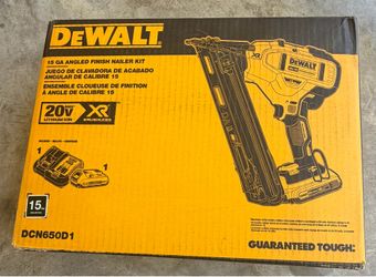 DEWALT 20V MAX XR Lithium-lon Cordless 2-1/2 in. 15-Gauge Finish Nailer Kit with 2.0Ah Battery, Charger and Contractor Bag