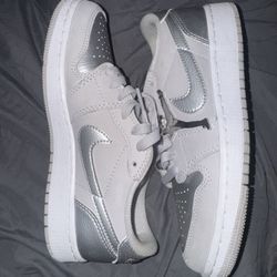 Nike Silver 5.5