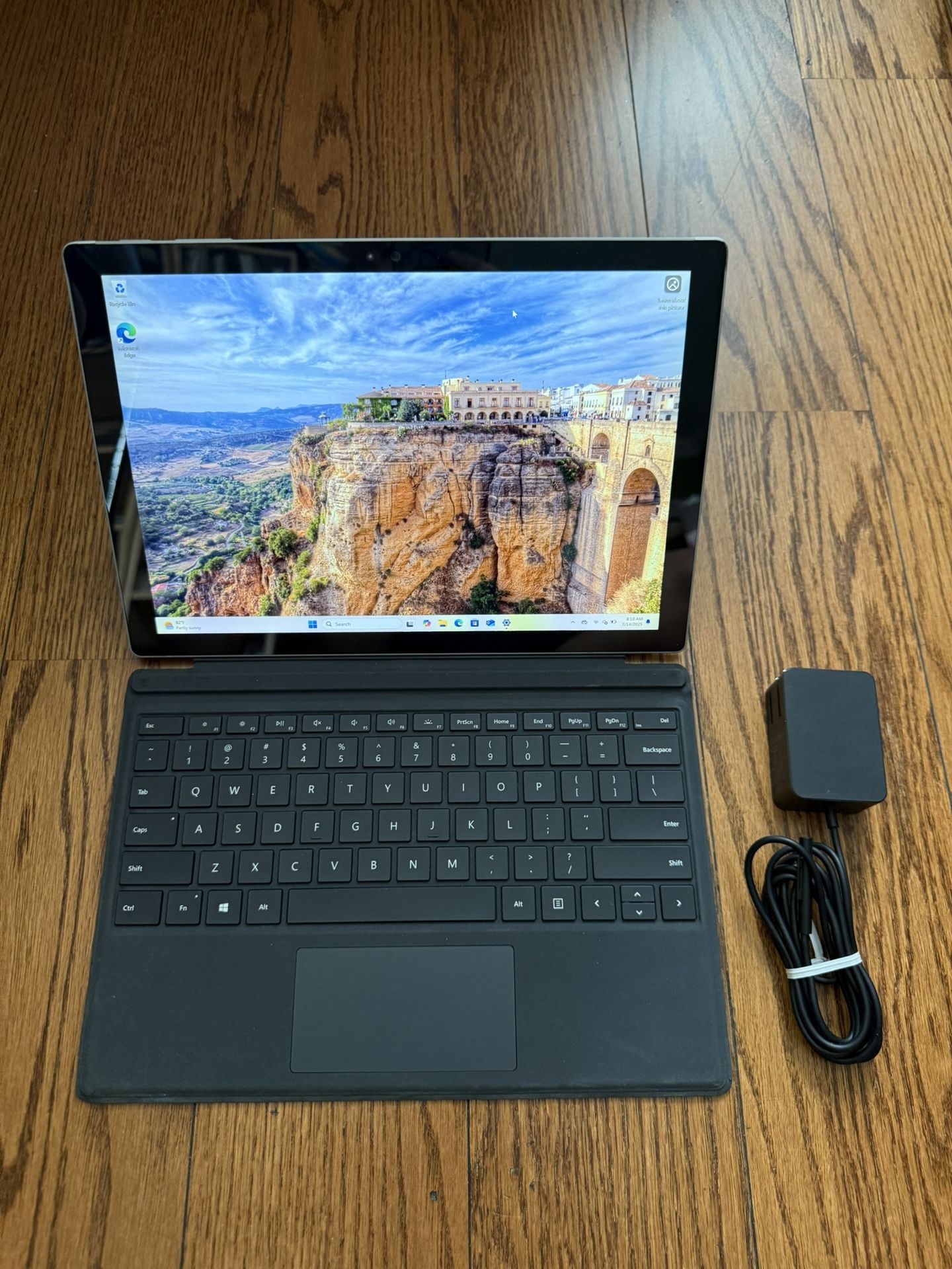 Microsoft Surface Pro 4/8GB RAM/256GB SSD/Touchscreen/Good Battery