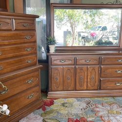 Gorgeous  Vila’s walnut wood Furniture set