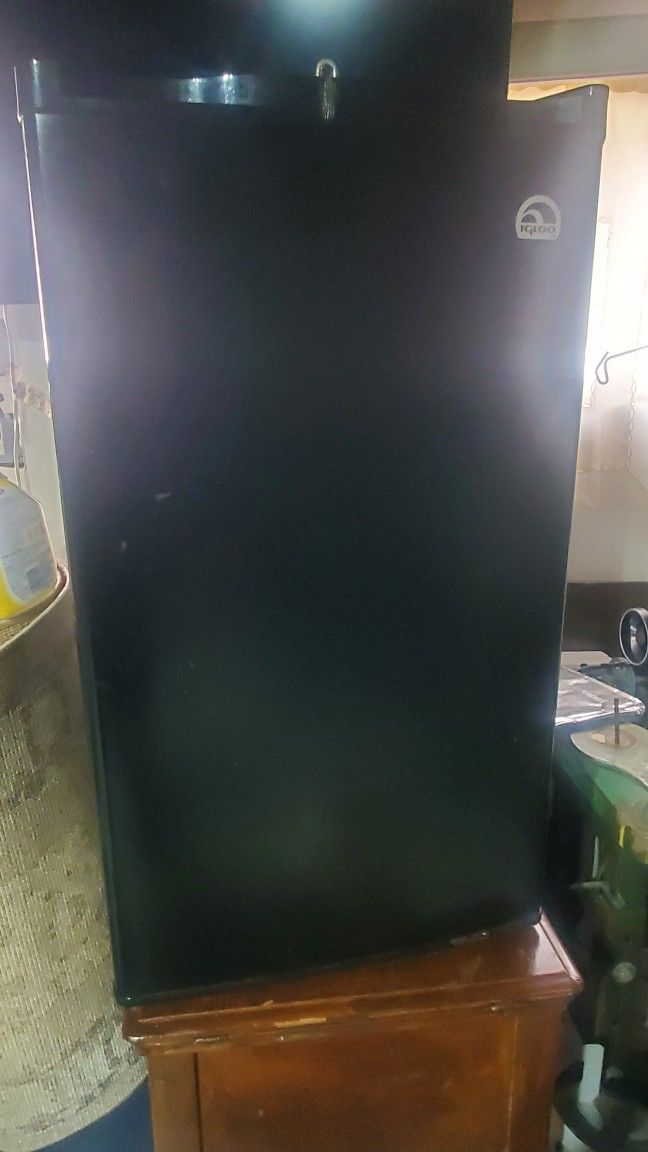 Mini Fridge W. Lock