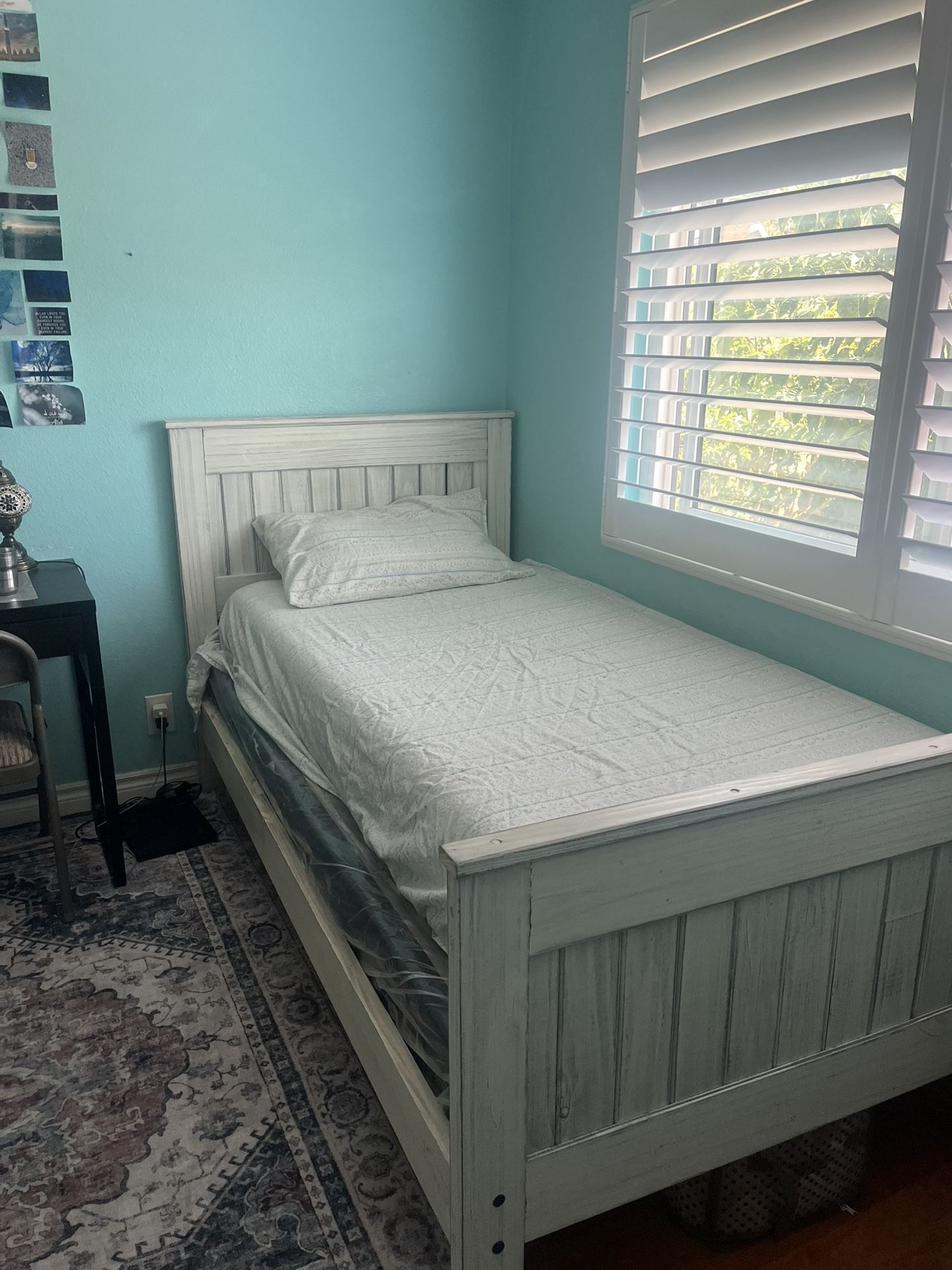 2 twin beds, mattress +bed box