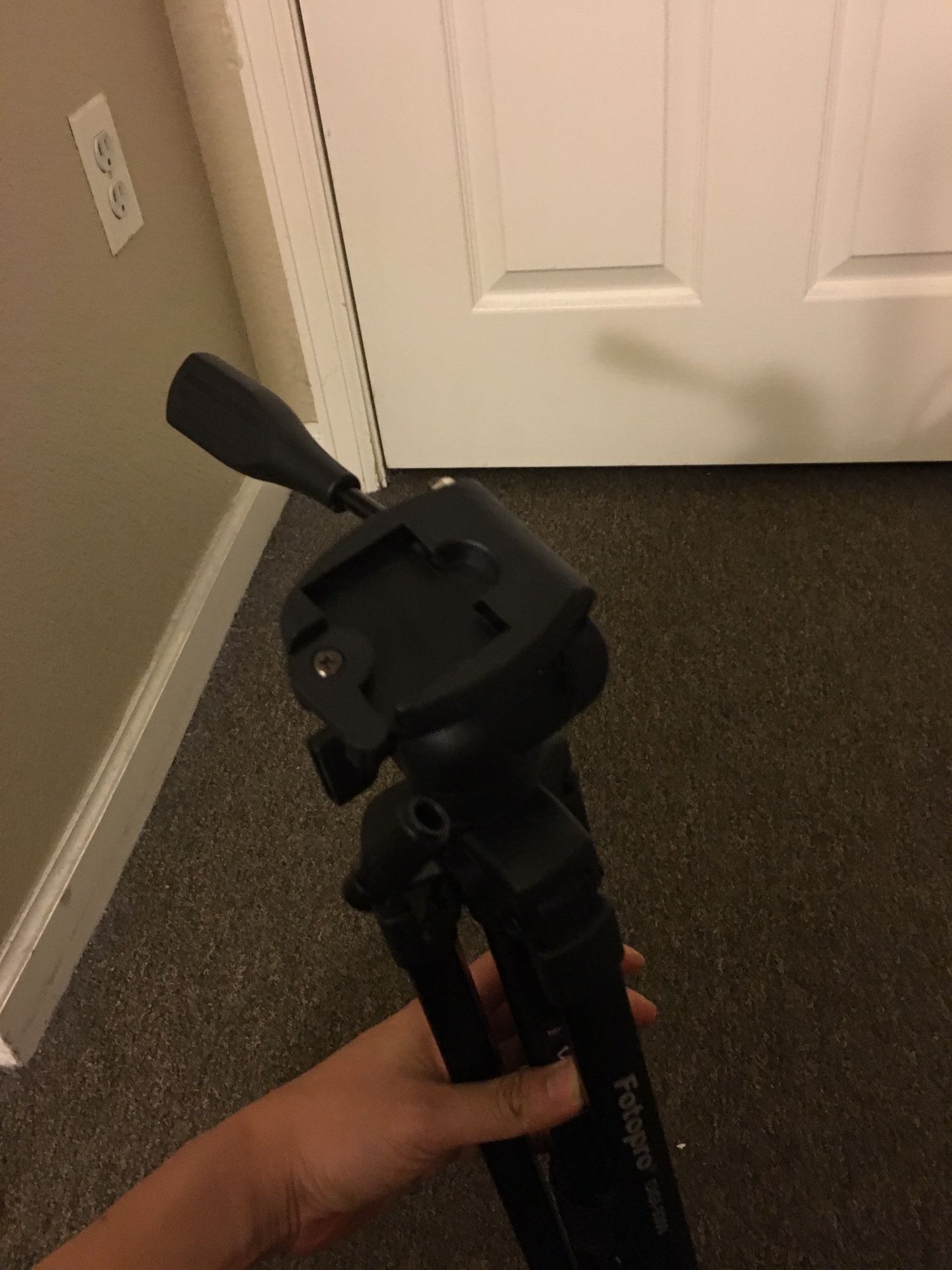 Fotopro tripod screw cover is missed
