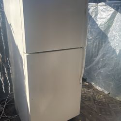 Refrigerator with icemaker works great we sell them all the time