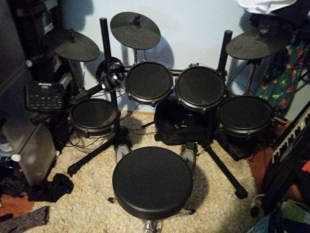 Alesis Turbo Mesh Kit – Electric Drum Set With 100+ Sounds, Quiet Mesh Drum Pads, Drum Sticks, Connection Cables